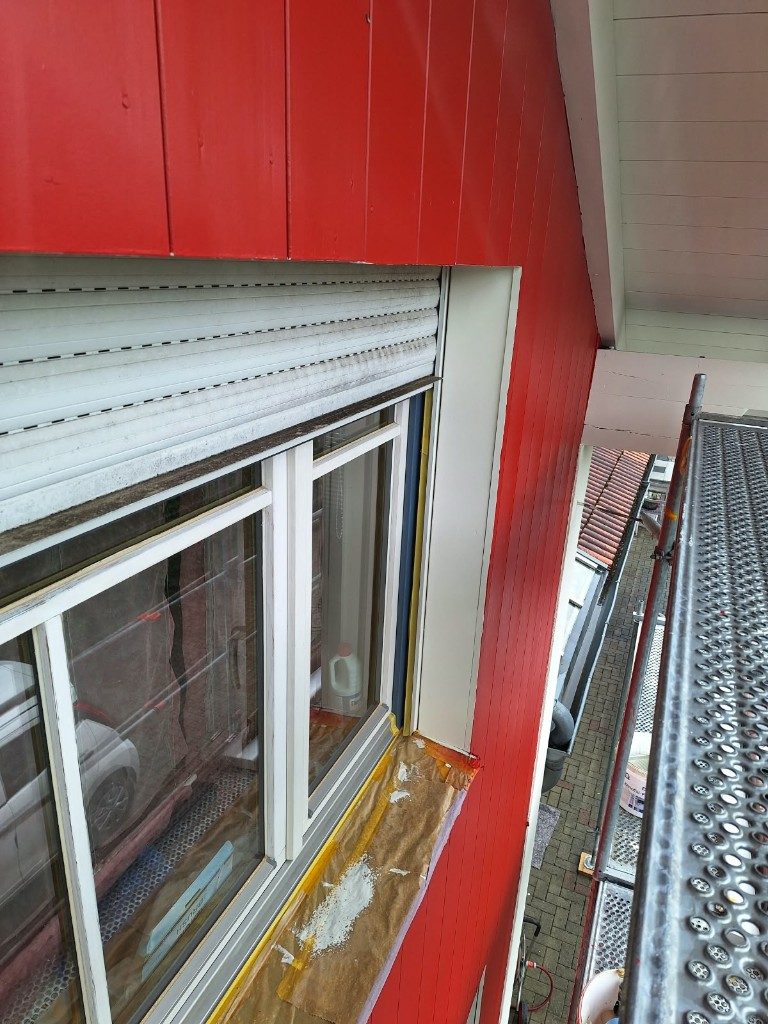 Rotes Fensterband, Rollladen und Fensterrahmen abgeklebt