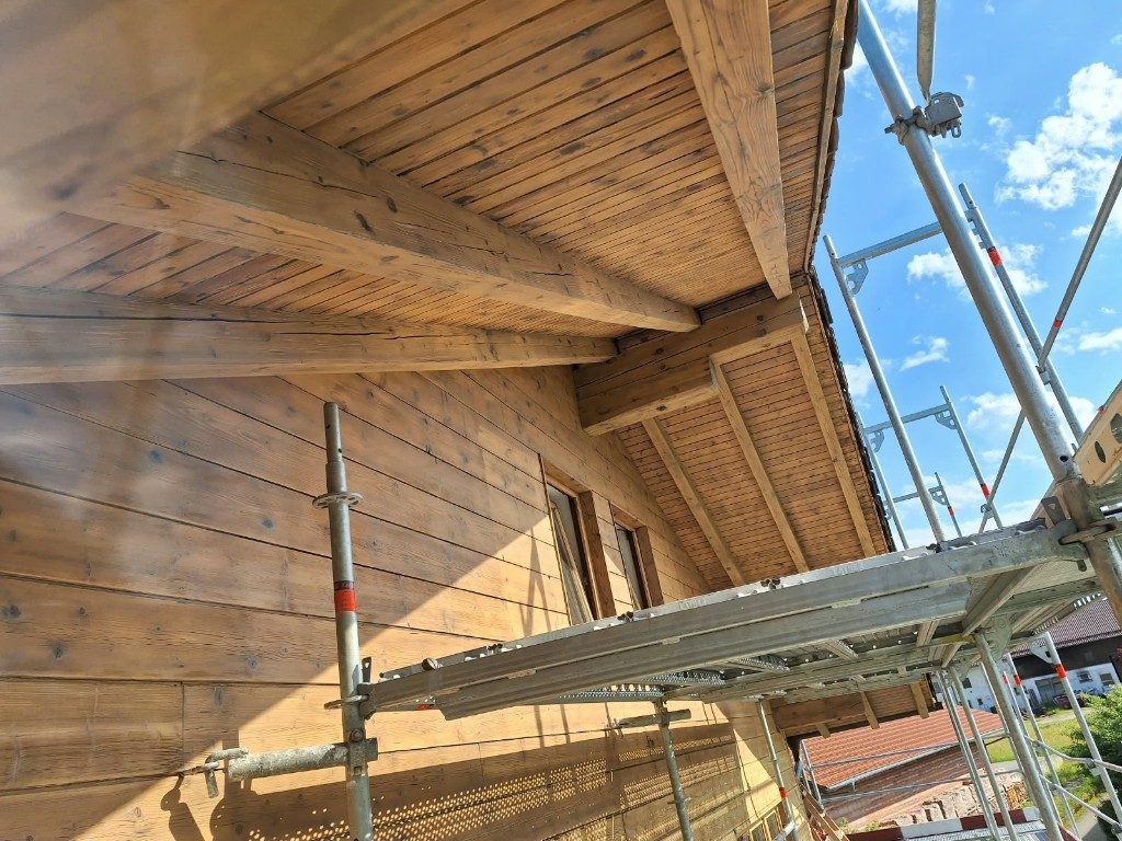 Helle Holzschalung und hölzerne Dachuntersicht im Gerüst
