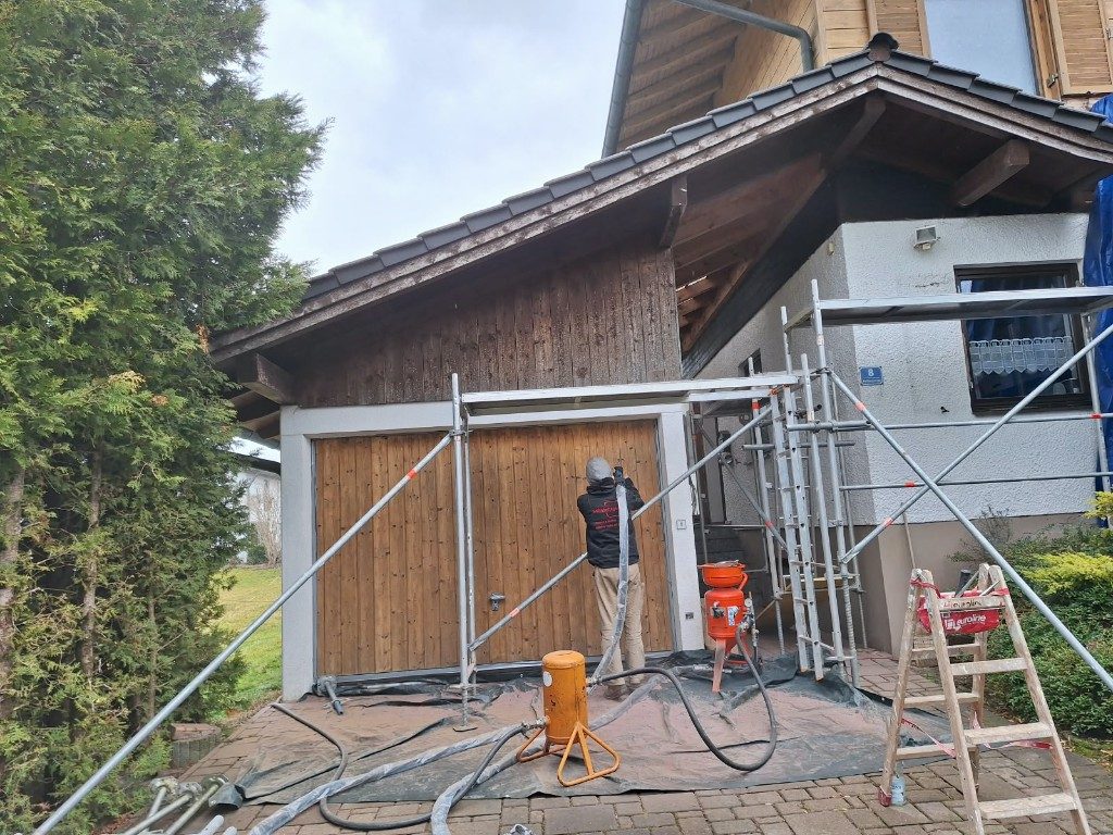 Holztor wird mit Sandstrahltechnik von alten Anstrichen befreit